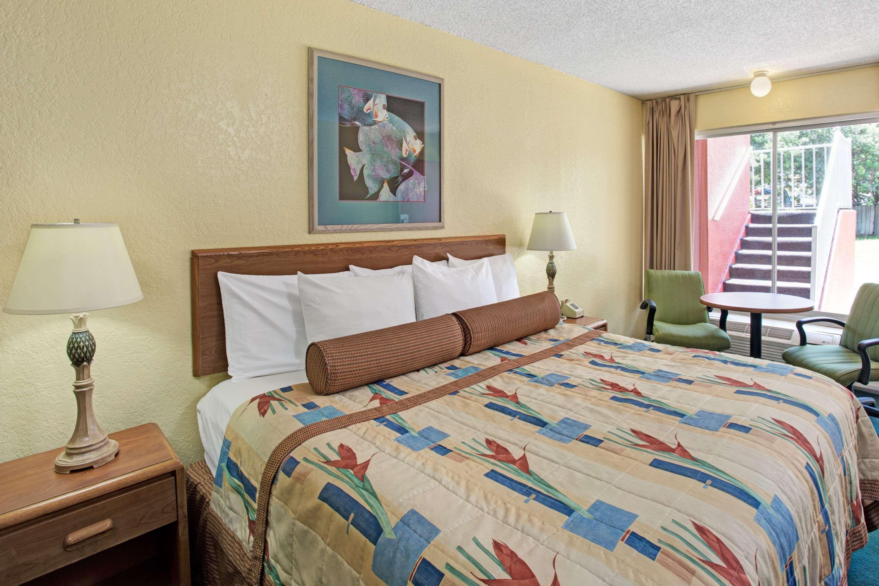 Days Inn By Wyndham Cocoa Cruiseport West At I-95/524 Buitenkant foto