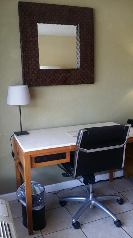 Days Inn By Wyndham Cocoa Cruiseport West At I-95/524 Buitenkant foto