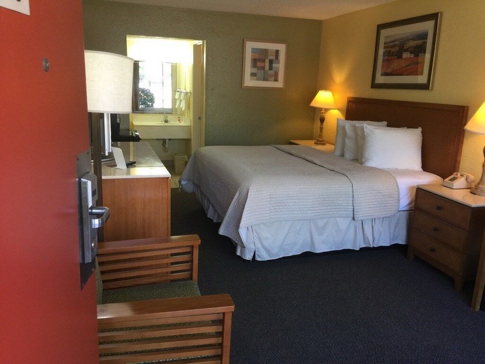 Days Inn By Wyndham Cocoa Cruiseport West At I-95/524 Buitenkant foto